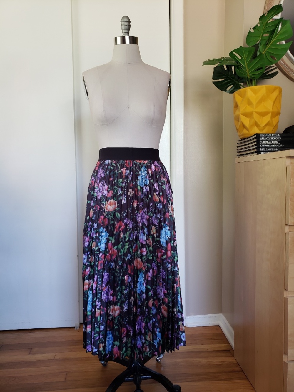 Floral Sunburst Pleated Skirt Size Medium NEW!